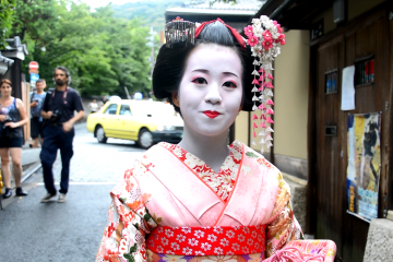 <p>Geisha di Kyoto setelah dia mengucapkan konnichiwa</p>