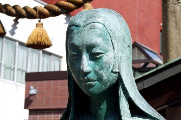 <p>Bronze statue of Oichi, mother of the three sisters, wife of Shibata Katsuie, and sister of Oda Nobunaga. Her beautiful face looks somehow sad</p>