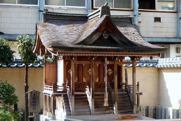 <p>Close-up look at Three Sisters Shrine</p>
