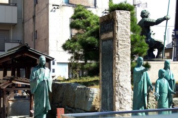 <p>Bronze statues of Katsuie's family, from left, Oichi (wife/mother), Chacha (oldest daughter), Go (youngest daughter), Hatsu (second daughter) and Katsuie (husband/father)</p>