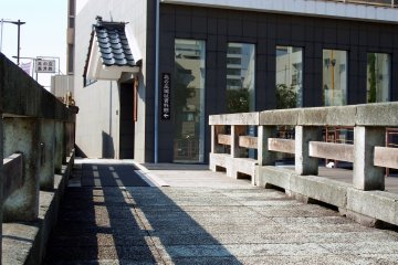 <p>A bridge to the Kitano-Sho Castle Ruins Museum</p>