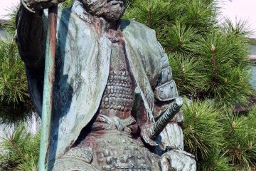 <p>Fierce statue of Shibata Katsuie with a pine tree in the background</p>