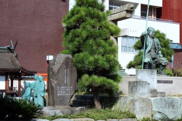 <p>Statues of Shibata Katsuie and his daughters-in-law</p>