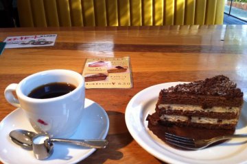 Satisyfing coffee and chocolate cake