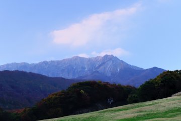 <p>Gunung Daisen dilihat dari resor. Dek Observasi Kagikake ada di ujung resor ski ini.</p>