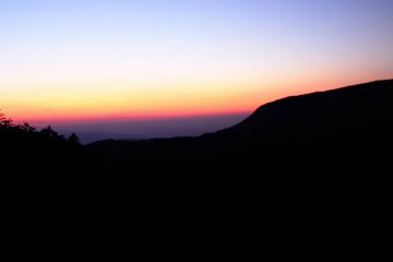 <p>Di akhir perjalananku, aku memuji agungnya matahari terbenam dari Dek Observasi Kimendai. Inilah 'Blue Moment' favoritku!</p>