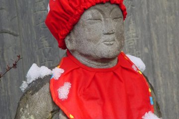 Chacune des six statues a des caractéristiques uniques et une expression propre 