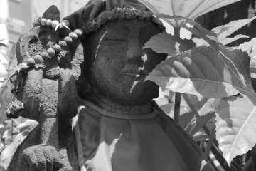 Même les statues utilisent des perles de prière