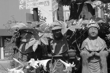Ces statues sont situées à cinq minutes de la gare. J'aime découvrir au Japon ces statues dans la rue, en particulier quand elles sont si belles