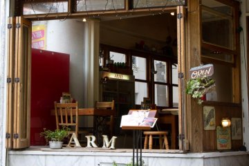 <p>Not hungry? Doesn't matter, just stop by for a drink!</p>