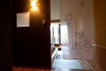 Small entrance area of the room