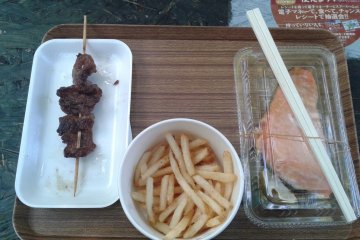 <p>M&eacute;lange des saveurs : boeuf cuisin&eacute; &agrave; la fa&ccedil;on de Hokkaido, saumon tout frais et frites pour accompagner le tout!</p>