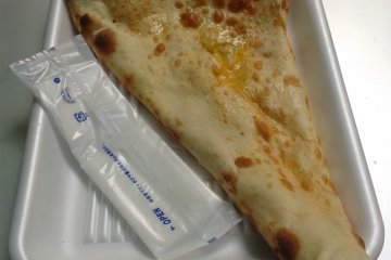 <p>Une occasion pour d&eacute;couvrir la cuisine locale, certes, mais aussi pour go&ucirc;ter &agrave; des sp&eacute;cialit&eacute;s &eacute;trang&egrave;res, comme ce naan (pain indien) fourr&eacute; au fromage!</p>