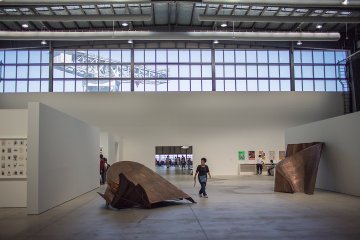 <p>A gallery hall at Shinko Pier exhibits progressive artworks, standing in stark contrast to the pier's industrial presence.&nbsp;</p>
