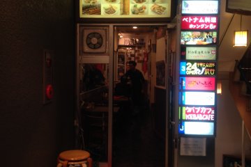 <p>Pintu masuk Kebab Cafe, Shibuya</p>