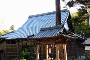 <p>Water purification font and the temple building</p>