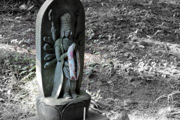 <p>This statue has twelve hands!</p>