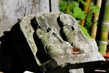 <p>Faceless jizo couple in the jizo cemetery</p>