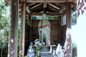 <p>This is the first small wooden hut you'll find when you pass through the entrance gate of Taicho-ji Temple</p>