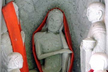 <p>The statue of 'Thinking Amida Nyorai Buddha', which is surrounded by small jizo statues</p>