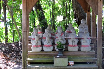 <p>Here's another one, too...I wonder why there are so many jizo statues in this temple?</p>