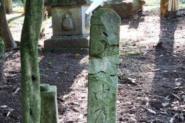 <p>Stone monument on which the word 'First Bath Pond' is carved</p>