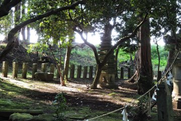 <p>The entire area of the two ponds is fenced off by short stone pillars</p>