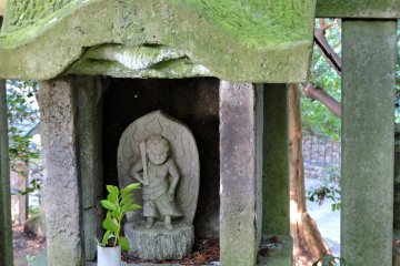 <p>For some reason there is a small statue of Fudo Myo-O inside the sanctuary</p>