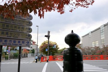 <p>Street signs near the bridge, where Heian Jingu Michi crosses Niomon Dori</p>