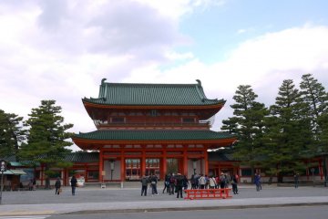 <p>The imposing gate of Heian Jingu Shrine</p>