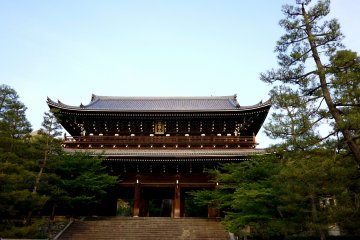 <p>The massive gate of Chion-in</p>
