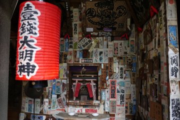 <p>Un petit sanctuaire en face du th&eacute;&acirc;tre Minamiza est presque enti&egrave;rement recouvert d'autocollants de p&egrave;lerins !</p>