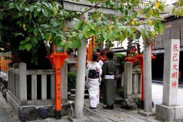 <p>Un couple portant le kimono prie au sanctuaire Tatsumi Daimyojin</p>