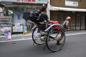 <p>Un pousse-pousse dans la rue Higashioji</p>