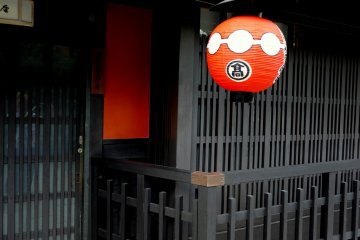 <p>Cette porte poss&egrave;de une &eacute;l&eacute;gance discr&egrave;te</p>