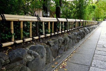 <p>Une petite barri&egrave;re de bambou le long de la rue Minami-Shirakawa</p>