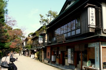 <p>Restaurants and souvenir shops opposite the castle</p>