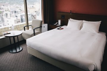 <p>Large, comfortable bed</p>