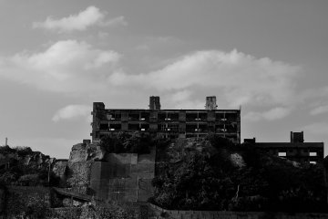 <p>Le b&acirc;timent n&deg;3 &eacute;tait autrefois l'un des immeubles r&eacute;sidentiels destin&eacute;s aux cadres. Chaque chambre &eacute;tait &eacute;quip&eacute;e d'une baignoire</p>
