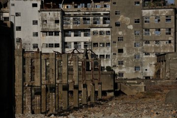 <p>En 1893,&nbsp;Mitsubishi Heavy Industries fit construire une &eacute;cole qui devint l'&eacute;cole primaire et secondaire d'Hashima, g&eacute;r&eacute;e par la ville d'Hashima</p>