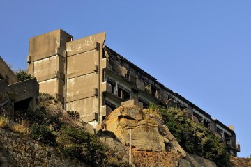 <p>Les mines de charbon de Gunkanjima furent ferm&eacute;es en 1974, et le 20 avril de cette ann&eacute;e l&agrave;, tout le monde quitta l'&icirc;le qui reste inhabit&eacute;e depuis</p>