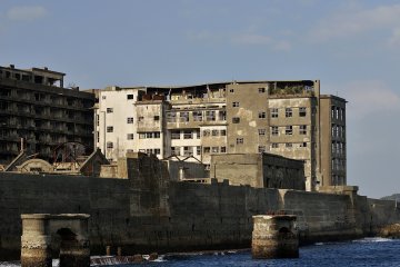 <p>Du 1er au 4&egrave;me &eacute;tage on trouvait l'&eacute;cole primaire, et du 5&egrave;me au 7&egrave;me le secondaire, avec une salle de conf&eacute;rence au 6&egrave;me. En 1970, il y avait m&ecirc;me un ascenseur qui d&eacute;livrait le d&eacute;jeuner &agrave; l'&eacute;cole aux &eacute;tudiants</p>