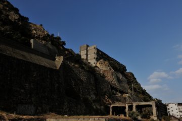 <p>Le silence r&egrave;gne sur l'&icirc;le mais on peut presque entendre les voix des mineurs et des personnes qui vivaient ici autrefois</p>