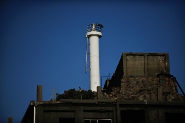 <p>A white tower and a water tank stand on a hill; They used to extract drinking water from seawater at first, but later, drinking water was carried to the island and stocked here in the tank</p>
