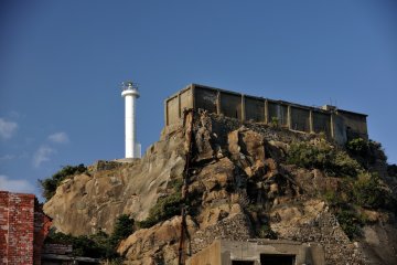 <p>The drinking water carried to the island by water tank ships was stocked in the water tank on the hill, then was delivered through several water pipes to each building</p>