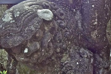 Just before the gate, you can see a pair of stone lions at the stone fence. They are supposed to by scary but I think they are so cute!