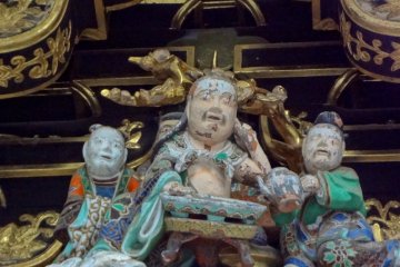 A scene where the King of Shu is listening to a petitioner, even while washing his hair