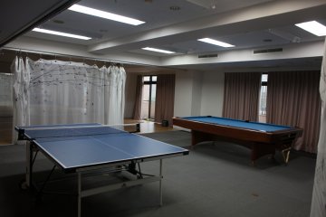 <p>乒乓球台和台球桌</p>