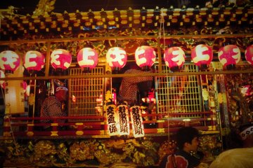 <p>Lanterns illuminate the yatai</p>