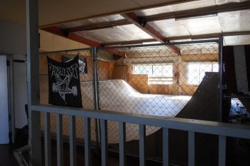<p>This fence keeps any inexperienced riders and their boards from assaulting bystanders</p>